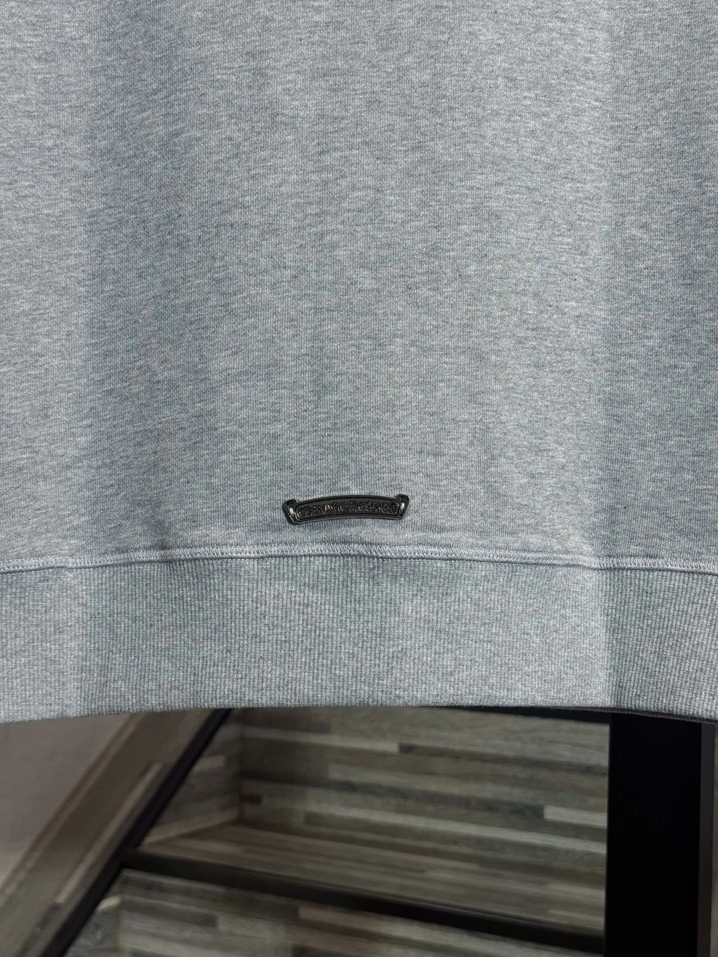 P220 model number: HE392 Chromehearts-Chrome heart logo embroidered pure cotton round neck sweatshirt The fabric of the clothing is made of 420g high-weight pure cotton terry fabric. The upper body is comfortable and breathable, has a delicate and smooth feel, and is extremely warm. The arms are sewn with the original Croix heart cross leather label. The arm hems are made of elastic threads of the same color and color. The Croix heart small letter hardware iron label is customized on the back. The original label is made by a large factory. It has three complete labels. It has a loose os version. Kuaishou Xiaohongshu's popular sweatshirt, you can buy it with confidence.  Color: Gray Size: S M L XL